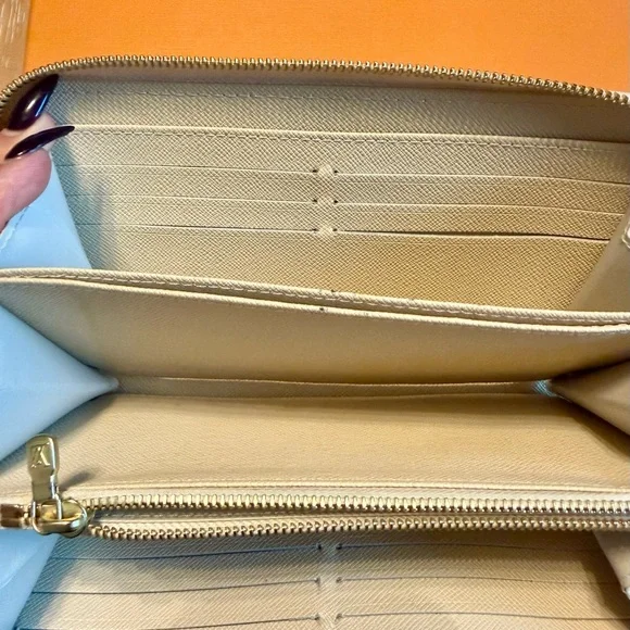 Louis Vuitton Zippy Wallet Damier Azur  - Cream and Gray - Picture 3 of 5